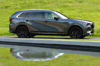 「CX-80」のドアパネルに浮かぶ、大きな陰影の変化に注目。「CX-30」や「CX-60」、CX-80では、プレスラインに頼るのではなく、連続的な面の変化によりリフレクション（反射）で表情を見せているのだ。　
	ほった「マツダのこの手法、上品で繊細で大胆で、個人的に結構好きなんですけど」　
	渕野「自然なニュアンスでこれができるメーカーって、なかなかないですよね」