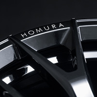 「HOMURA（ホムラ）」は、高度な技術と美を融合させたレイズのプレミアムブランド。製品のリムには、同社独自のマシニング技術によりブランドロゴが刻まれている。