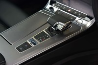 トランスミッションは7段のデュアルクラッチ式AT「Sトロニック」。V6エンジン搭載の上位グレードと全く同じギア比となっている。