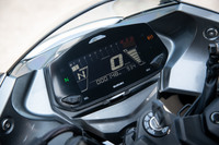 メーターパネルはモノクロ液晶で、エンジン回転計や速度計、ギアポジションインジケーター、デュアルトリップメーターなどの機能を搭載。任意の回転数で点灯・点滅するRPMインジケーターも装備される。