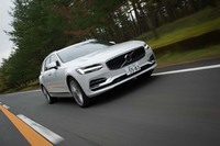 前輪をエンジンで、後輪をモーターで駆動する「V90 T8 Twin Engine AWD インスクリプション」。