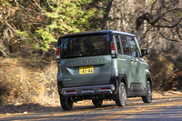 4WDシステムはリアにもつねに駆動力を配分するため、交差点などでもリアから押してくるような力を感じ取れる。ただし燃費への影響もなかなか大きいようだ。