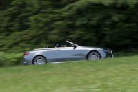 トップグレードである「E400 4MATICカブリオレ スポーツ」には、エアサスペンションの「エアボディーコントロール」が標準装備される。