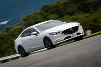 搭載される2.2リッターディーゼルターボエンジンは、最高出力が175psから190psへと、最大トルクが420Nmから450Nmへと強化されている。