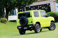 「ジムニーXC」のリアビュー。