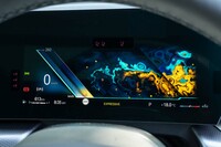 「エクスプレッシブ」モード時のメーターパネル。情報表示が最小限になり、現代アート風の模様が大写しになる。