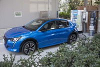 充電中の「e-208」。車両には近場の充電可能ポイントを案内する機能は備わっていないため、ユーザーはスマートフォンのアプリなどを活用する必要がある。