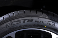 「エクスタPS71」の派生モデルとして2023年に追加されたばかりの「PS71 SUV」。「SUV」のロゴをまさにSUVのシルエットが取り囲んでいる。