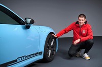 新型「911カレラT」のホイールは、前20インチ、後ろ21インチの「チタニウムグレー カレラSホイール」。エクステリアはスポイラーを排除したピュアな外観を実現している。