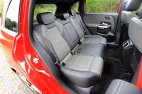 後席の背もたれは、40：20：40の分割可倒式。シート座面から天井までの高さは993mm（欧州値）と、実は「Aクラス」とさほど変わらない。