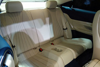 リアシートは2人掛け。レッグルーム、ショルダールーム、ヘッドルームともに拡大しており、長時間の移動でも快適に過ごせる。