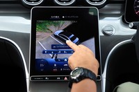 カメラの映像を通して車両の周囲の様子を確認できる。カメラの向きや画角はタッチ操作で簡単に切り替えられる。アスファルトの質感が分かるほどの高解像度だ。