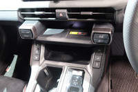 スマートフォンの置きやすさや充電のしやすさにも配慮された、新型「RAV4」のセンターコンソール。