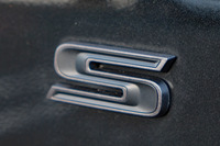 グラナイトカラーの「S」バッジ。