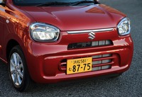 親しみやすさの演出にこだわった新型「アルト」のフロントフェイス。ヘッドランプやグリルは丸みを帯びたデザインとされた。