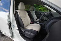 「ハイコントラストインテリア」仕様に装備される、ストーンホワイトのレザーシート。通常の「モード・プレミア」にはブラックのレザーシートが装備される。