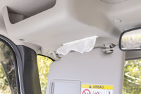 サンシェード内蔵大型ルーフコンソールは開口幅が約25cm、間口高が約6cm、奥行き約25cmとなる収納部を左右に有している。左右ともにティッシュボックスを下向きに入れて使用できる取り出し口が備わる。