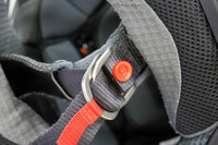 日本メーカーのヘルメットではおなじみの、Dリング式のアゴ紐。欧州の製品ではワンタッチ式のバックルを使うものも多いが、どちらも衝撃に対する強さは十分で、よほどのことがないかぎり、事故の際に壊れる、外れるということはない。