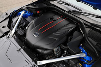 新エンジンの最高出力は387PS/5800rpm、最大トルクは500N・m/1800-5000rpm。それぞれ340PS/5000rpm、500N・m/1600-4500rpmだった従来型より、高出力・高回転型の特性となった。