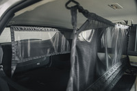 前方への積み荷の飛び出しを抑えるパーティションネットも設定した。