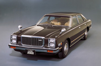 1977年10月に登場した「ルーチェ レガート4ドアハードトップ」。フロントマスクは米車風、サイドビューは4ドアピラードハードトップの先鞭（せんべん）をつけた「トヨタ・クラウン」のそれによく似ていた。