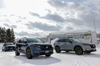 北海道の「鷹栖プルービンググラウンド」にて、出走を待つ新型「CR-V」と「ヴェゼル」。今回は、北の大地よりホンダの4WDの実力をお届けする。