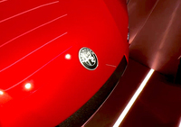 エンブレムの色は従来モデルのカラーに代わって、一部の歴代モデルにみられるモノトーンとなっている。