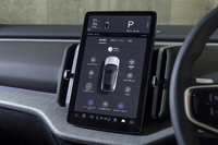 大きな縦型センターディスプレイは各種セッティングをつかさどるだけでなく、メーターパネルも兼ねる。ナビゲーションやボイスアシスタントにはGoogleのシステムを使っている。