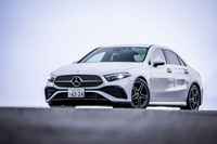 「メルセデス・ベンツAクラス セダン」のマイナーチェンジモデルは2023年2月に上陸。フロントグリルやボンネット、前後バンパーなどのデザイン変更や、インフォテインメントシステムの進化などがうたわれている。