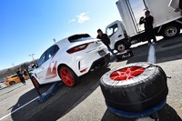 今回は、レッドに塗られたアルミホイールを装着してタイムアタックに臨んだ。1本あたり2kg軽いカーボン製のホイールも、特別仕様車用の装備として用意されている。