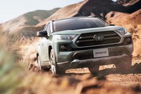 
	新開発の「ダイナミックトルクベクタリングAWD」を搭載する「RAV4アドベンチャー」。走行状況に応じて、後輪へのトルク伝達を左右独立して制御できる。
	