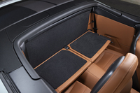 リアシートの背もたれは真ん中から前に倒して棚のように使える。