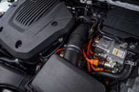 1.5リッター直3ターボエンジンは最高出力180PS、最大トルク265N・mを発生。これにモーターの同82PS、同160N・mが加わる。トランスミッションは7段DCTを搭載。