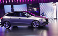 メルセデス・ベンツのプレゼンテーションで。3代目となる新型「Bクラス」が走って登場。