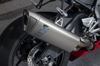 排気システムにはアクラポヴィッチと共同開発したチタン製マフラーを採用。従来モデルより大幅に容量が小さくなっており、深いバンク角やマスの集中に寄与している。