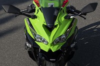 アグレッシブなデザインのフロントまわり。正面のエアインテークや五角形のサイドミラーが目を引く。