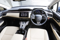 ルーフライニングやサンバイザー、シートとアームレストのプライムスムース（合皮）の裏地等には、植物由来の素材を採用。内装表面積の約70％が環境負荷低減素材となっている。