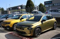 マイルドハイブリッド仕様は、前部に空いた4つの穴が外観上の特徴。美しいと見るかどうかは、人によるだろう。左隣には同じプラットフォーム「CMP」を用いる「ジープ・アベンジャー」が。