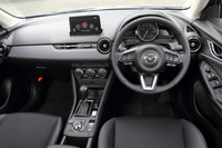 インテリアについては、ダッシュボードやセンターコンソールなどの意匠の変更に加え、各部に用いる素材やカラーコーディネーションを変更。落ち着きのある上質感が追求されている。