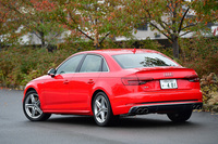 トワイライトグレーのディフューザーとクローム仕上げを施したデュアルエグゾーストシステムなど、精悍（せいかん）な印象を与えるリアビュー。