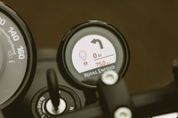 今回の改良で追加された「トリッパー」のディスプレイ。スマートフォンの専用ナビアプリを起動すると、ターンバイターン方式の道案内が表示される。