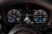 「EX」系のグレードに装備される、12.3インチのフル液晶モニター。2眼式のメーターを消して、ディスプレイ全体にナビゲーションの地図画面を表示したり、運転支援システムの作動状態を大きく表示したりできる。