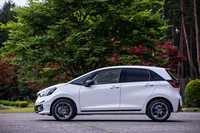 「フィット」にかぎらず、「モデューロX」は主にエアロパーツと足まわりがベース車と異なる。見た目の質感はもちろんのこと、ドライバーの意のままになる操縦性が持ち味とされている。