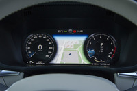 メーターパネルは液晶タイプ。写真のように、中央にカーナビのマップを表示することもできる。