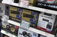 かつてはカー用品の花形だったというのに、今ではすっかり携帯端末の周辺機器やドライビングレコーダーなどに追いやられた感のあるオーディオのヘッドユニット。写真は、今回記者とはご縁のなかった「ケンウッドU360BT」。