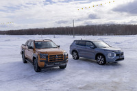 北海道千歳市の特設コースで三菱の「アウトランダー」と「トライトン」の雪上性能を試した。