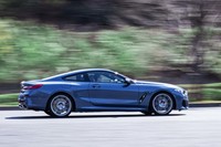 BMWが実用化している最新の運転支援システムをフル装備している「8シリーズ」。最後に前方に進んだときと同じルートを正確に後退する「バックアシスト」機能も装備されており、最大80 mの距離をバックで進むことができる。