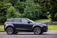 2代目「レンジローバー イヴォーク」のボディーサイズは全長×全幅×全高＝4380×1905×1650mm、ホイールベース＝2680mm。