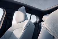 リサイクル素材を使用したパターン入りの3Dニットと、パインオイルを原料に取り入れた滑らかなタッチが特徴の「ノルディコ」を組み合わせて仕立てられた「EX30」のシート。このシート表皮をはじめ、EX30では内装材の多くにリサイクル材やバイオ素材が用いられている。