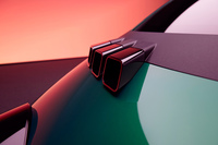 初代「トゥインゴ」のエクステリア上の象徴でもあったボンネットの3連ダクトを、BEV「トゥインゴ レジェンド」にもアレンジして採用する。